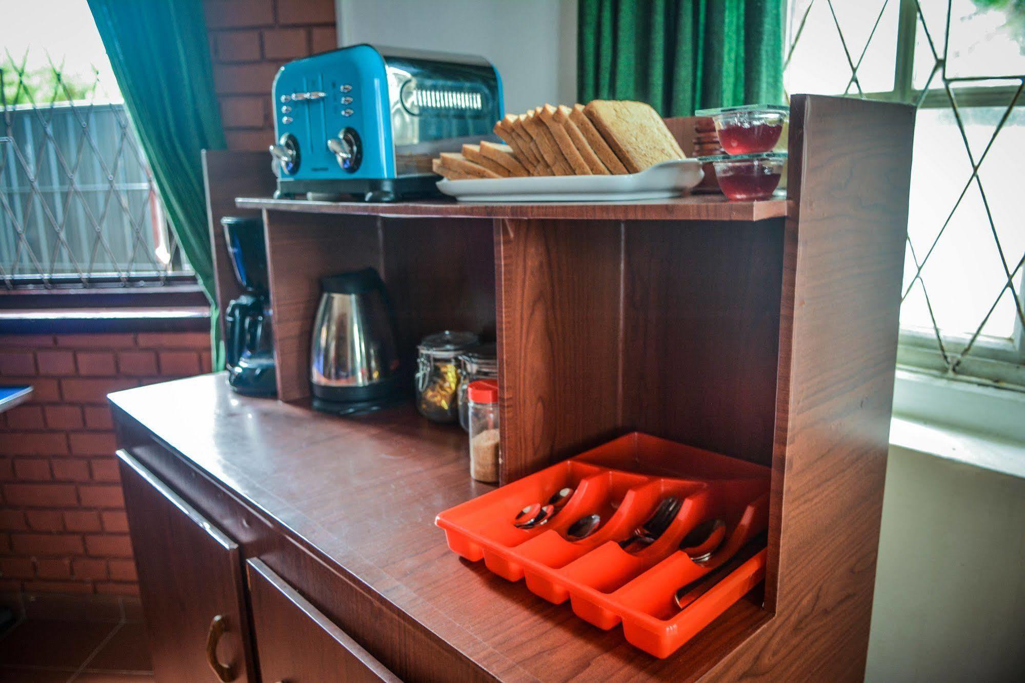 Explore Hostels Negombo Kochchikade Екстер'єр фото
